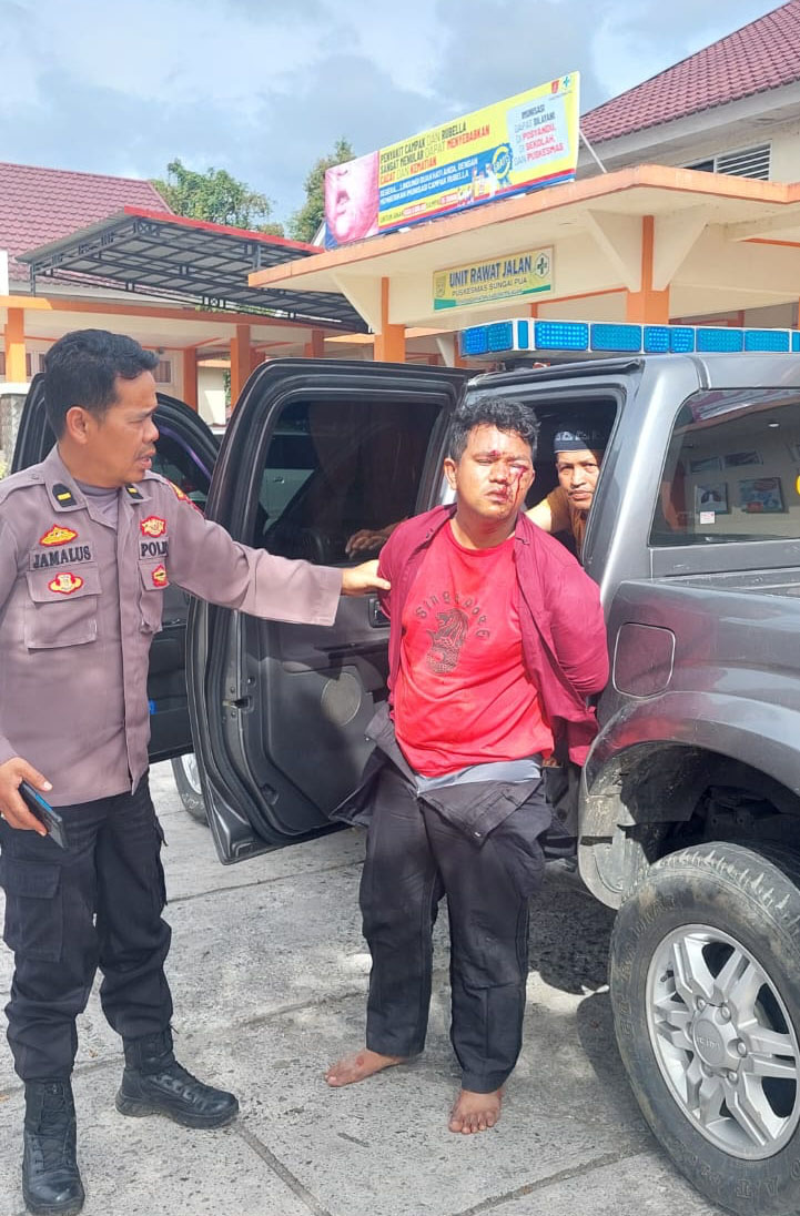 BABAK BELUR— Pelaku AC (30) yang kepergok mencuri kotak amal masjid diamankan jajaran Polsek Banuhampu dalam kondisi babak belur akibat dihajar massa.