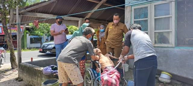 JENGUK WARGA—Wawako Mardison Mahyuddin saat membawa warga ke rumah sakit.