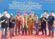 Tiba di Kualanamu, Bupati Agam Dikalungi Ulos