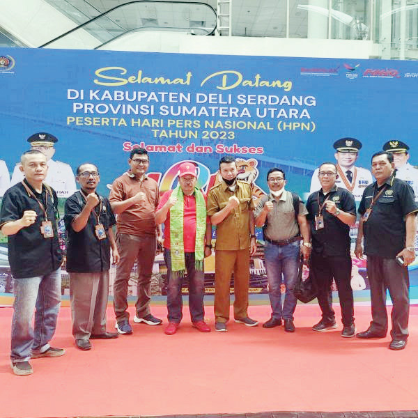 HARI PERS— Bupati Agam, Dr H Andri Warman, MM dan rombongan tiba di Bandara Internasional Kualanamu, Kabupaten Deli Serdang, Sumatera Utara, untuk mengikuti serangkaian kegiatan HPN 2023.