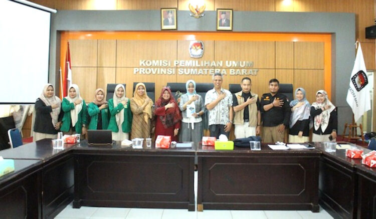 MAHASISWA MAGANG— Ketua KPU Sumbar Yanuk Sri Mulyani menerima tiga mahasiswa magang FISIP Unand, Rabu (1/2) di aula KPU Sumbar. Selain magang, mahasiswa juga akan mengaktualisasikan program Merdeka Belajar Kampus Merdeka (MBKM) dengan bobot 20 SKS.