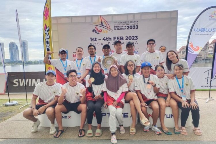MEDALI EMAS— Tim renang perairan terbuka Indonesia berhasil membawa pulang empat emas dalam ajang 1st SEA Open Water Swimming Championship yang bergulir di Putra Jaya, Malaysia, 2-4 Februari 2023.