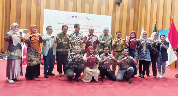 PELANTIKAN KETUA ALUMNI— Wakil Duta Besar Amerika Serikat untuk Indonesia, Michael F. Kleine melantik Andree  Algamar, Sekretaris Daerah Kota Padang sebagai Ketua AAA-WS periode 2023 - 2027, di Gedung Padang Youth Center (PYC), Selasa (7/2).