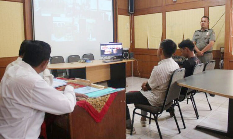 MELANGGAR PERDA— Dua orang peminta-minta di perempatan lampu merah, dengan menggunakan atribut badut dan dua lagi pemilik kafe menjalani sidang tipiring di Mako Satpol PP Kota Padang, Kamis (2/2).
