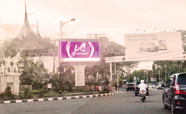 IKLAN RACUN TEMBAKAU— Selain di kawasan jalan Khatib Sulaiman, iklan rokok melalui videotron juga bisa ditonton dan dilihat di perempatan lampu merah Bagindo Aziz Chan (samping kantor Pos Padang), Kamis (2/2) sore.