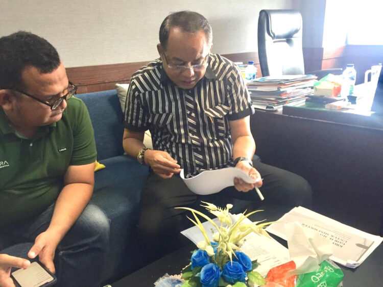 MEMPERLIHATKAN BERKAS--Ketua Komisi III DPRD Sumbar, Ali Tanjung memperlihatkan beberapa berkas terkait pengelolaan lahan seluas 3.903 meter persegi di kawasan GOR Haji Agus Salim, Padang. ervin/posmetro