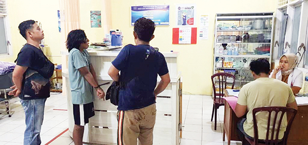 Kurir Narkoba Diciduk saat Antarkan Paket Sabu di Kecamatan Koto Tangah, Kota Padang 1 KURIR NARKOBA— DS (40) ditangkap Tim Opsnal Polsek Kototangah saat akan mengantarkan 1 paket narkotika jenis sabu-sabu, menjalani pemeriksaan di Mapolsek Kototangah, Senin (6/2).