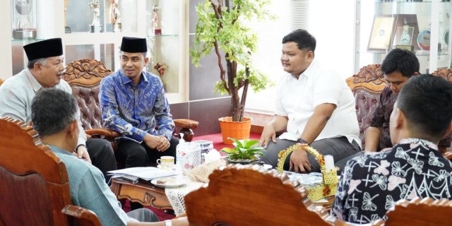 TIM AUDIT— Wali Kota Solok Zul Elfian saat menerima kedatangan tim audit BPK Perwakilan Sumbar di ruang kerjanya.