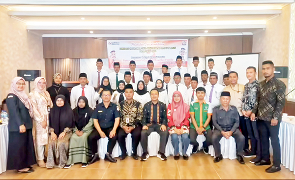 PELANTIKAN PKD— Ketua Bawaslu Sumbar Alni (tengah), menghadiri acara pelantikan dan pembekalan PKD Kecamatan X Tarusan, Kabupaten Pessel, Senin (6/2).