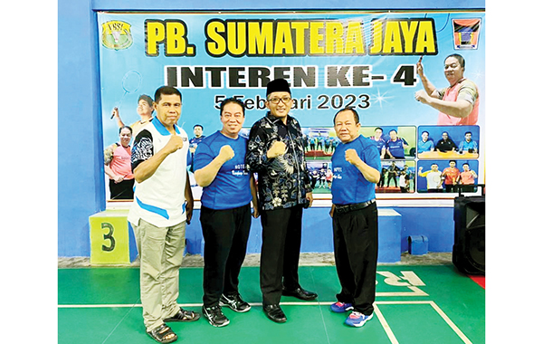 TURNAMEN BULUTANGKIS— Wali Kota Padang Hendri Septa berfoto bersama usai membuka digelarnya kejuaraan bulu tangkis Sumatera Jaya Interen ke-4 Tahun 2023 yang dilangsungkan di Hall Atalanta, Parak Kopi, Kelurahan Andalas, Kecamatan Padang Timur, Minggu (5/2).