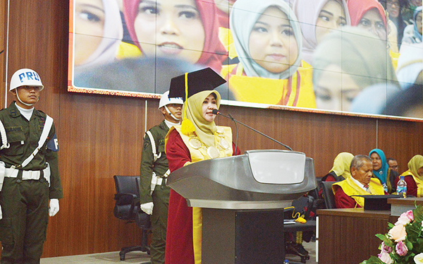 REKTOR UIN Imam Bonjol Padang, Prof. Dr. Martin Kustati, M.Pd memberikan sambutan saat prosesi wisuda angkatan ke-89 yang berlangsung di Kampus III, Sungai Bangek.