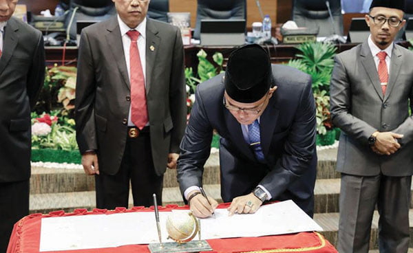 Raih Opini WTP 11 Kali Berturut-turut, DPRD Apresiasi Pemprov Sumbar, Supardi: Ini Prestasi yang Patut Kita Syukuri 1 Penandatanganan penyerahan berkas LHP atas LKPD oleh Ketua DPRD Sumbar, Supardi.