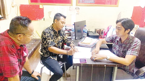 PENANGGUHAN PENAHANAN —Tersangka ID (50), menjalani pemeriksaan usai ditangkap personel Jatanras Satreskrim Polresta Padang pada Kamis (18/5) lalu. di kawasan Ratulangi saat sedang berjalan-jalan. Saat ini tersangka diberi penangguhan penahanan karena dinilai kooperatif selama menjalani pemeriksaan.