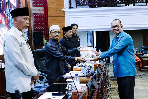 Serahkan — Ketua Pansus, Desrio, serahkan hasil pembahasan dan penyusunan Rekomendasi DPRD Terhadap LKPJ Kepala daerah Provinsi Sumbar Tahun 2022, kepada pimpinan rapat paripurna.