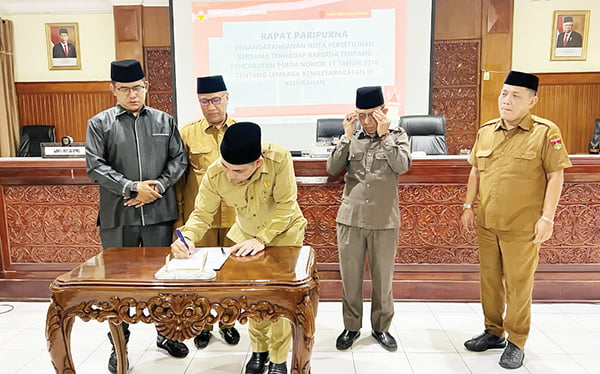 DPRD dan Pemko Sepakati Pencabutan Perda tentang Lembaga Kemasyarakatan di Kelurahan 1 Ketua DPRD Bukittinggi, Beny Yusrial, menandatangani Rancangan Peraturan Daerah tentang Pencabutan Perda Nomor 11 Tahun 2016 tentang Lembaga Kemasyarakatan di Kelurahan.