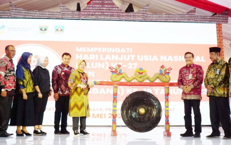 MENSOS Risma didampingi Bupati Sutan Riska Tuanku Kerajaan dan Ketua DPRD Dharmasraya usai memukul Gong acara Puncak HLUN di Dharmasraya.