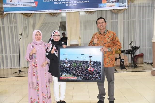 KENANGAN—Wako Genius Umar memberikan kenang-kenangan pada Timbalan Mayor (Wakil Walikota) Kerian Perak, Malaysia, Norhafisah Binti Haji Mohamad.