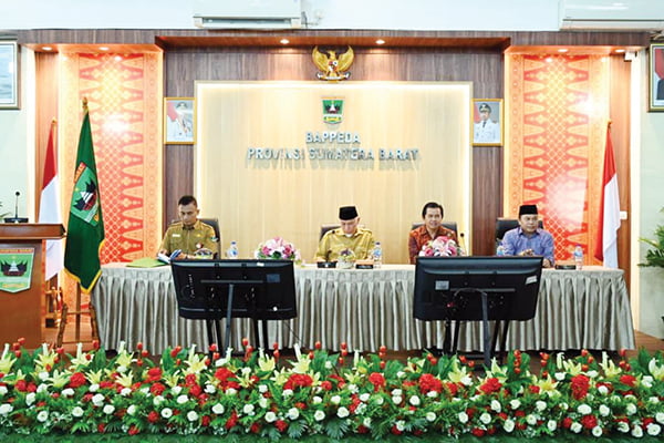 Optimis Sumbar menjadi Pusat Industri Halal Indonesia dan Dunia 1 Gubernur Sumbar Mahyeldi Ansharullah bersama Kepala Dinas Koperasi dan UKM, Endrizal, Prof DR Irwandi Jaswir, Koordinator Riset Halal Internasional INHART IIUM dan narasumber lainnya.
