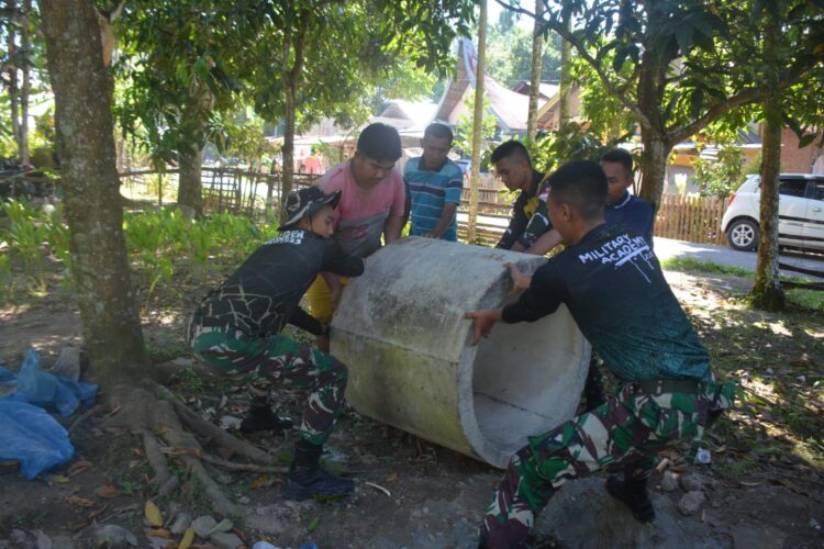 Angkat Gorong - Gorong, Taruna Latsitardanus Bantu Warga Bikin Jamban 1 123 1