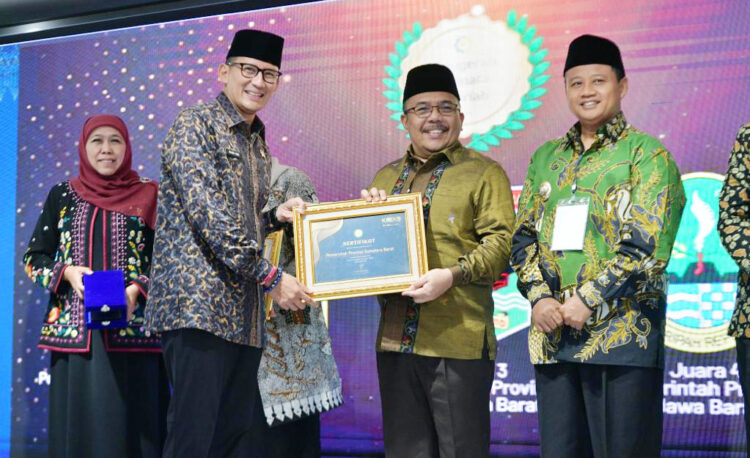 TERIMA PENGHARGAAN— Sekdaprov Sumbar, Drs Hansastri, MM mewakili Gubernur Sumbar menerima penghargaan dari Menparekraf Sandiaga Uno saat Ajang Anugerah Adinata Syariah 2023 
di Kantor Pusat BSI, Jakarta Selatan, 
Jumat malam (26/5).