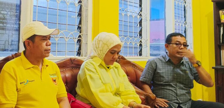 Ketua DPD Golkar Tanahdatar Anton Yondra, SE,.MM bersama pengurus saat rapat di Kantor Golkar. (chandra antoni)