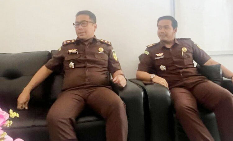 Kejari Usut Dugaan Korupsi Pengadaan Alat TIK di Disdikbud Pessel, Kepala Dinas, Kabid Pembinaan SD dan PPTK Dipanggil, Anggarannya dari Dana Alokaisi Khusus Rp 23,5 Miliar 1 WAWANCARA— Kasi Pidsus Kejari Pessel, Ogy F Mandala didampingi Kasi Intel, Dody Susistro saat diwawancarai wartawan terkait tindaklanjut pengaduan masyarakat soal dugaan korupsi pengadaan alat TIK untuk SD pada Disdikbud Pessel tahun 2022.