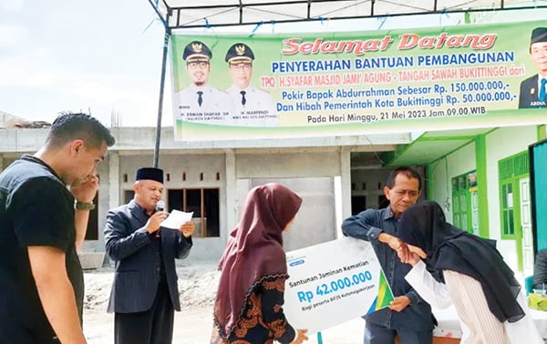 SERAHKAN DANA POKIR— Abdur Rahman, anggota DPRD Kota Bukittinggi, menyerahkan pokir untuk mendukung pembangunan TPQ H. Syafar Masjid Jami’ Agung Tangah Sawah, Minggu (21/5).