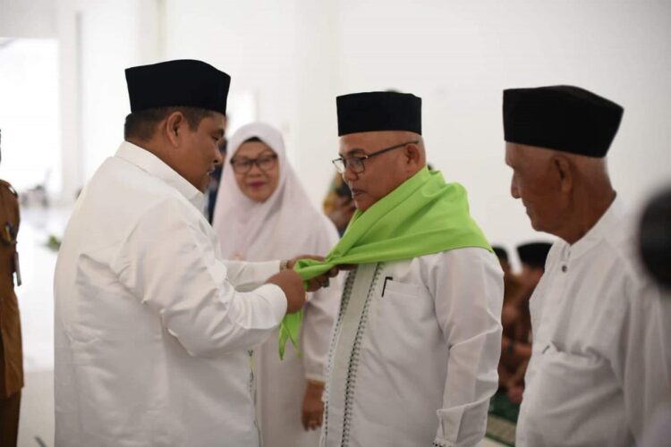 256 CJH Berangkat ke Tanah Suci, Bupati Ingatkan Menjaga Kesehatan hingga Pulang 1 LEPAS JEMAAH HAJI—Bupati Padangpariaman Suhatri Bur, melepas secara resmi 256 orang Calon Jemaah Haji (CJH) Kabupaten Padangpariaman 1444H / tahun 2023 Masehi.