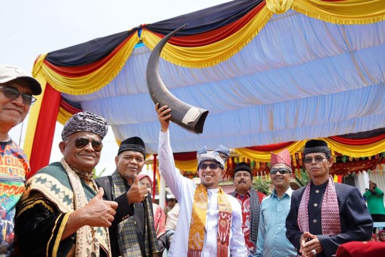 Bupati Eka Putra mengangkat "Tanduk Kerbau" ikon Nagari Minang Kabau. (chandra antoni)