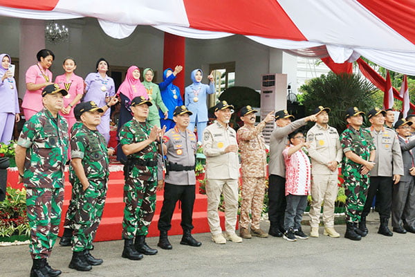 Pembukaan Latsitardanus ke-XLIII Meriah, Bantu Sejahterakan Masyarakat, Ribuan Taruna Hadir di Sumbar 1 PEMBUKAAN LATSITARDANUS— Panglima TNI Laksamana TNI Yudo Margono, Kapolri Jenderal Polisi Listyo Sigit Prabowo bersama Gubernur Sumbar, Mahyeldi Ansharullah, Wagub, Audy Joinaldy dan Forkopimda Sumbar, saat Pembukaan Latsitardanus ke-XLIII di Istana Gubernur, Jumat (18/5).
