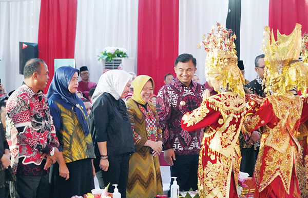 MENSOS Risma dan rombongan Bupati Sutan Riska Tuanku Kerajaan disambut Tarian Galombang saat memasuki acara Puncak HLUN di Dharmasraya.