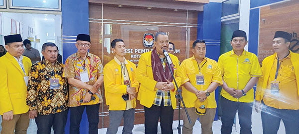 Dipimpin Ketua DPD Mardison Mahyudin, Partai Golkar Daftarkan Kader Terbaik ke KPU Kota Pariaman 1 Ketua DPD Partai Golkar Kota Pariaman Mardison Mahyudin menggelar konferensi pers usai daftarkan kadernya ke KPU.