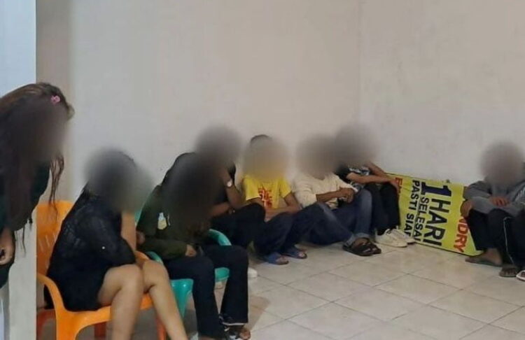 14 Pengunjung Karaoke Terjaring Razia Gabungan SK4, 5 Pemilik Usaha Dipanggil 1 TERJARING RAZIA— Sebanyak 9 laki-laki dan 5 perempuan terjaring razia gabungan Detasemen Polisi Militer 1/4 Padang, POM AL, POM AU bersama Satpol PP Padang, Minggu (14/5) dinihari WIB.