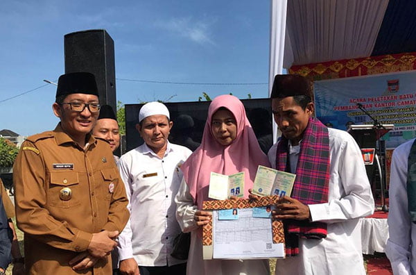 NIKAH MASSAL—  Belasan pengantin menaiki arak-arakan mobil saat kegiatan Isbat Nikah Massal, di Komplek Perumahan Griya Asri, Kelurahan Marapalam, Kecamatan Padang Timur, Selasa (16/5). Pasutri ini juga menerima buku nikah, e-KTP, KK dari Wako Padang Hendri Septa.