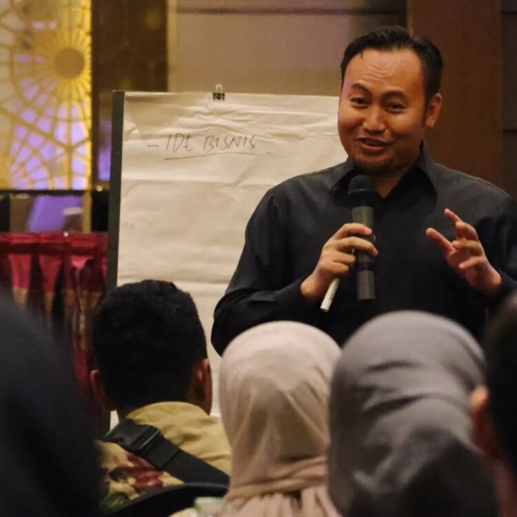 Ratusan Generasi Milenial Dilatih Berwirausaha 1 Memberikan Materi— Anggota DPRD Sumbar Rahmat Saleh memberikan materi dalam pelatihan peningkatan kapasitas wirausahawan muda.