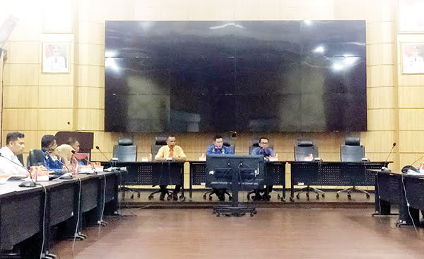 Wawako Audiensi dengan Pedagang Korban Kebakaran Fase VII, Perbankan Diminta Beri Keringanan dan Modal untuk PKL, Pemko Siapkan Lokasi Baru untuk 47 Pedagang 1 AUDIENSI DENGAN PKL— Wakil Wali Kota Padang Ekos Albar melakukan audiensi dengan puluhan PKL yang menjadi korban kebakaran di Fase VII Pasar Raya Padang, di Ruang Abu Bakar Jaar, Balaikota Padang.