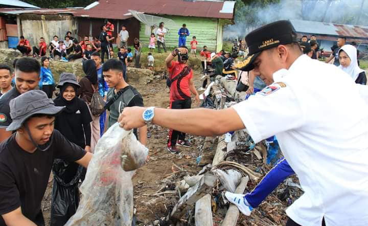 BERSIHKAN PANTAI— Peserta Latsitardanus XLIII melakukan goro bersama membersihkan pantai di Sungai Barameh RT 3 RW 9 Kelurahan Gates Nan XX, Kecamatan Lubuk Begalung.