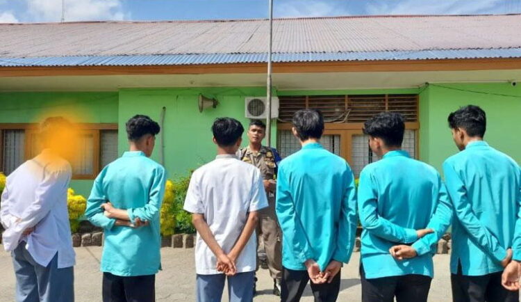 Nongkrong di Warung, 6 Pelajar Terjaring Razia 1 BOLOS SEKOLAH— Enam pelajar dengan masih memakai seragam, kedapatan tengah asyik nongkrong di dalam warung, kawasan Simpang Haru, Kecamatan Padang Timur, Jumat (26/5) pagi. Mereka langsung dibawa ke Mako Satpol PP untuk didata dan membuat surat perjanjian.