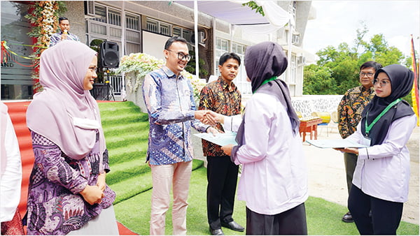 STP Unand Motor Penggerak Kualitas Inovasi dan Riset 1 PEMBERIAN SERTIFIKAT— Penyerahan sertifikat kelulusan pelatihan/pembinaan inkubasi STP Unand kepada para tenant UMKM binaan.