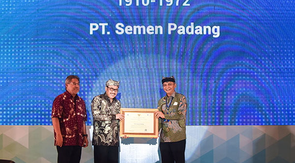 ANRI Tetapkan Arsip Pabrik Indarung I sebagai Memori Kolektif Bangsa 1 ARSIP INDARUNG I — Kepala ANRI Drs. Imam Gunarto, M.Hum, menyerahkan sertifikat penganugerahan penetapan “Arsip Pabrik Semen Pertama di Indonesia 1910-1973” PT Semen Padang dalam Register Nasional MKB, kepada Dirut PT Semen Padang Asri Mukhtar Dt.Tumanggung Basa, Selasa (23/5) di Hotel El Royale, Banyuwangi, Jawa Timur.