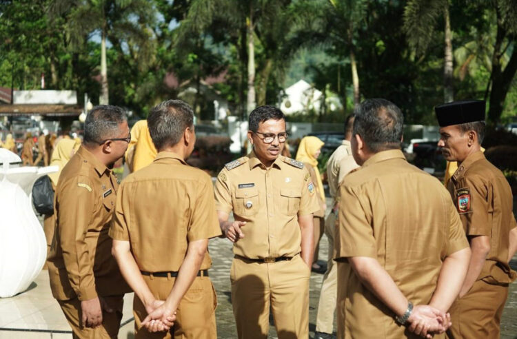 Acara Tabligh Akbar Sukses, Bupati Khairunas: Lanjutkan Kerja Supertim 1 APEL GABUNGAN— Bupati Khairunas usai memimpin apel gabungan ASN di halaman kantor Bupati Solok Selatan terlibat dialog dengan beberapa orang ASN, Senin (29/5).