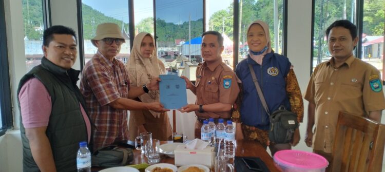 Usulan PWI Kota Sawahlunto, Djamaluddin Adinegoro jadi Pahlawan Nasional segera Terwujud 1 SERAHKAN NASKAH— Sekretaris Dinas Kebudayaan Kota Sawahlunto Adrial, menyerahkan naskah akademik pengusulan Djamaluddin Adinegoro sebagai Pahlawan Nasional kepada PWI Sawahlunto.