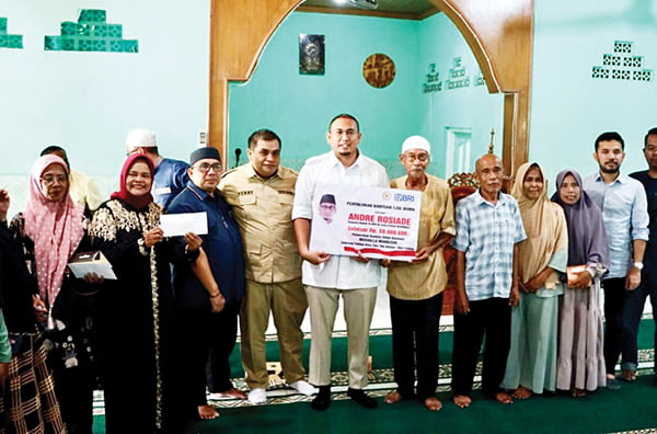 Andre Rosiade Bantu Mushalla Mukhlisin Seberang Padang 1 BANTUAN MUSHALLA— Anggota DPR RI Sumbar Andre Rosiade serahkan bantuan pembangunan Mushalla Mukhlisin, Kampung Panjang, Subarang Padang Utara III, Kelurahan Seberang Padang, Kecamatan Padang Selatan.