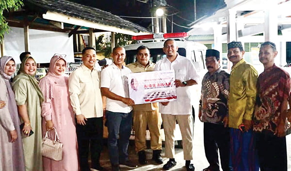 BANTUAN AMBULANS— Anggota DPR RI menyerahkan satu unit mobil ambulans untuk warga Lubuk Gading Permai 3, Kelurahan Lubuk Buaya, Kecamatan Kototangah, Kota Padang. Ambulans itu sudah sangat dinanti warga.