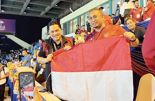 DUKUNGAN TIMNAS— Anggota DPR yang juga Penasihat Klub Semen Padang FC Andre Rosiade, bersama Ketua PSSI Erick Thohir memberi dukungan kepada Timnas U-22 Indonesia, dengan menonton langsung laga final Indonesia vs Thailand di ajang Sea Games 2023.