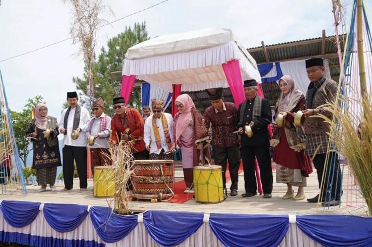 Aua Sarumpun Geopark Festival Resmi Dibuka, Bupati Minta Lahirkan Ide dan Konsep yang Kuat 1 TABUH GANDANG—Didampingi Wali Nagari III Koto Willy Adha, Bupati Eka Putra menabuh gandang, sebagai tanda dimulainya Satu Nagari Satu Iven do Nagari III Koto.