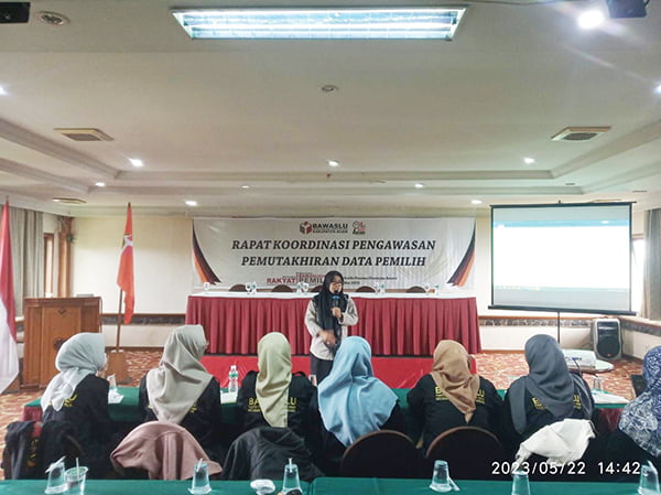Awasi DPSHP, Bawaslu Agam Lakukan Koordinasi Bersama Stakeholder Data 1 RAPAT KOORDINASI— Bawaslu Agam gelar rakor Pengawasan Pemutakhiran Data Pemilih di Parkside Nuansa Maninjau Resort, Senin (22/5).