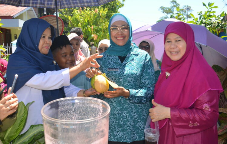 Wakili Kota Padang ke Tingkat Sumbar, Ny Genny Hendri Septa Optimis PKK Bungo Pasang Juara Umum 1 DINILAI— Ketua TP-PKK Kota Padang Ny Genny Hendri Septa bersama Ketua Tim Penilai Lomba Gerakan PKK Tingkat Sumbar Ny Harneli Bahar menerima hasil tanaman TP-PKK, Kelurahan Bungo Pasang saat penilaian.