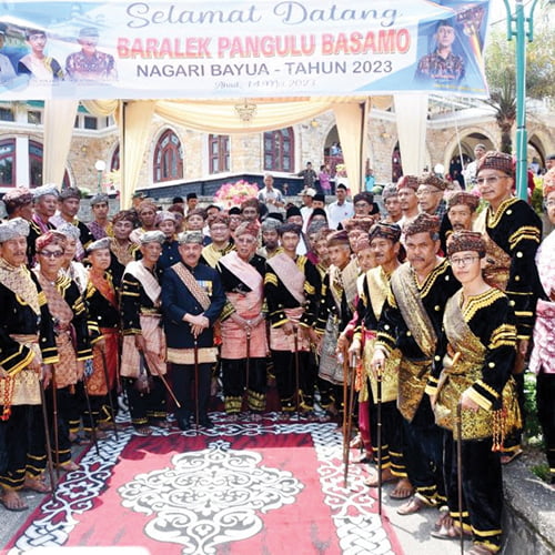BARALEK PENGHULU— Tokoh masyarakat Nagari Bayua, Bachtiar Chamsyah mendukung acara Baralek Pangulu Basamo yang digelar Nagari Bayua, Kecamatan Tanjung Raya, Minggu (14/5).