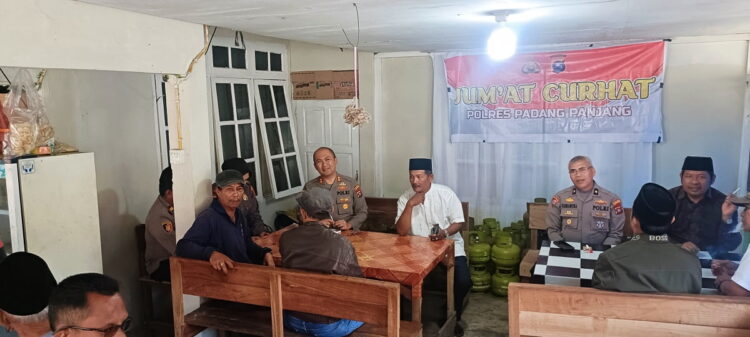 Bahas Situasi Kamtibmas di Nagari Jaho, Tigo Tungku Sajarangan Curhat ke Kapolres AKBP Donny Bramanto 1 CIPTAKAN KAMTIBMAS— Kapolres Padangpanjang AKBP Donny Bramanto, membangun strategi dalam menciptakan suasana Kamtibmas bersama Wali Nagari Jaho Jonnaidi Dt Tumbijo, Ketua KAN ,E Dt Pandak, Ketua BPRN Azwarnel, Ketua Pemuda Rino,